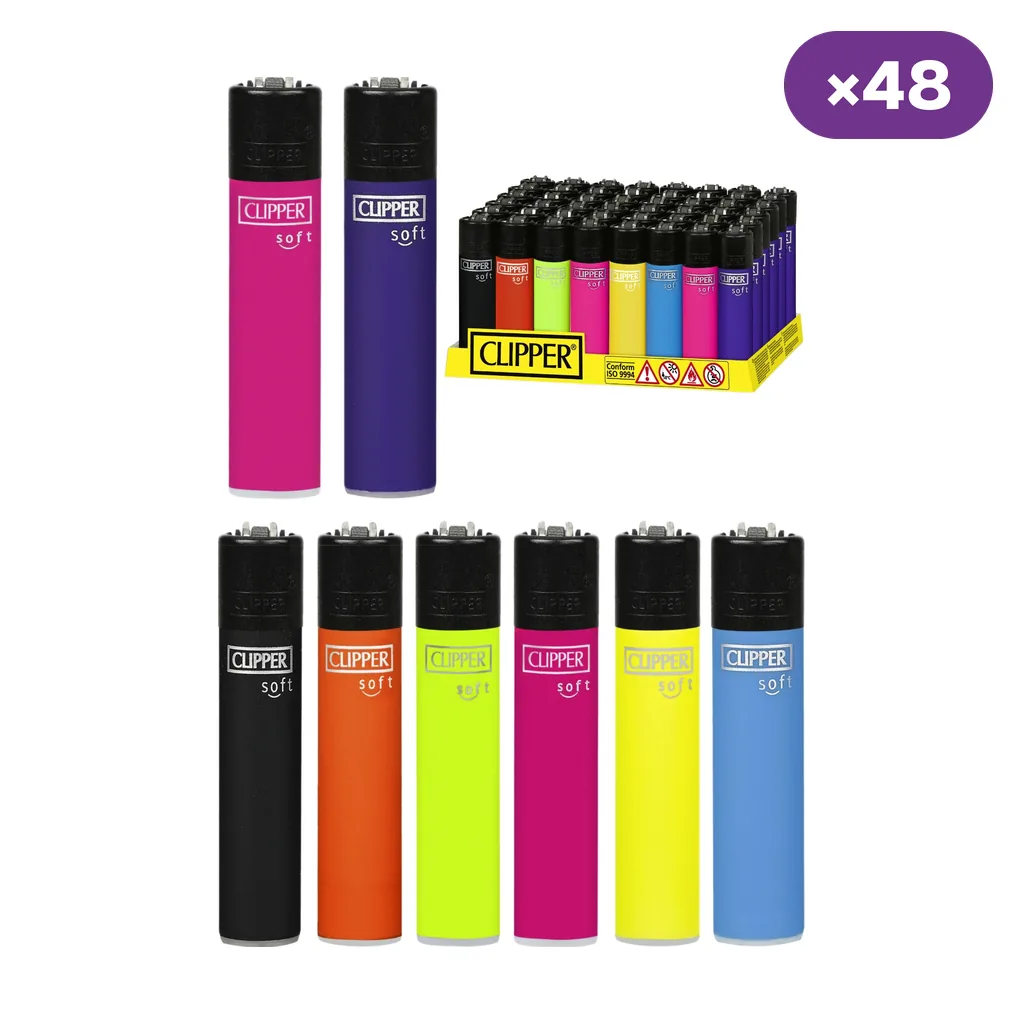 Selección de encendedores Clipper Soft en varios colores lisos, con cabezal negro y expositor al fondo; distintivo de 48 unidades.