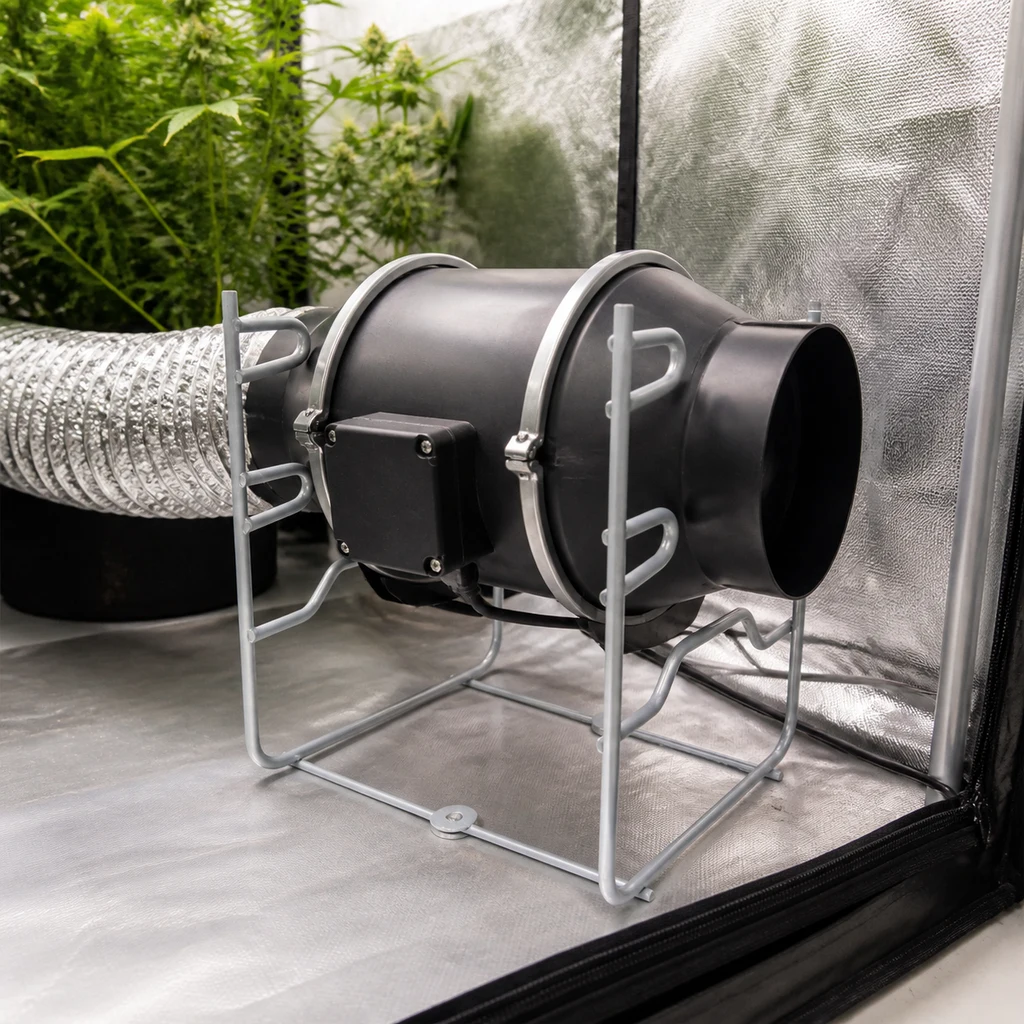Escena generada de un soporte metálico con extractor cilíndrico negro conectado a un conducto flexible en un armario de cultivo.