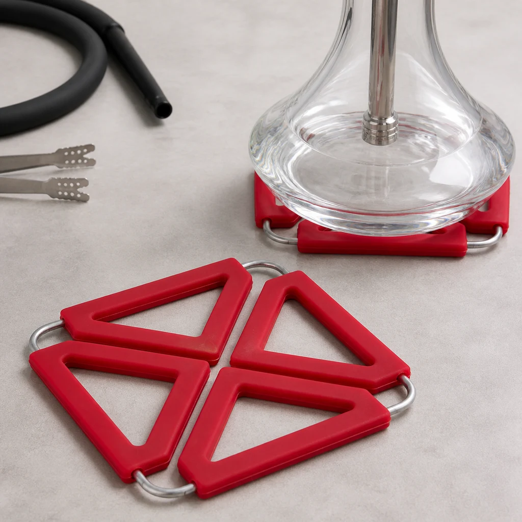 Soporte rojo para cachimba con piezas triangulares unidas por aros metálicos, extendido junto a una base de vidrio apoyada sobre otro soporte.