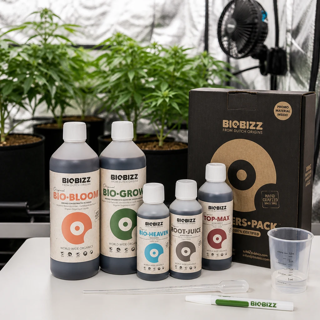 Kit Biobizz con botellas Bio-Bloom, Bio-Grow, Bio-Heaven, Root-Juice y Top-Max, caja y utensilios ante plantas en macetas.