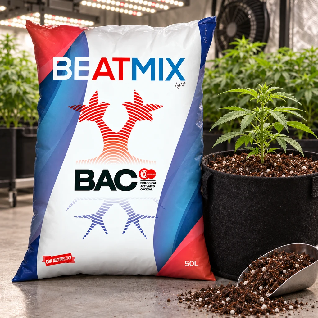 Saco de Beatmix Light BAC de 50 L junto a una planta en maceta negra y una pala con sustrato, en una escena de cultivo interior.