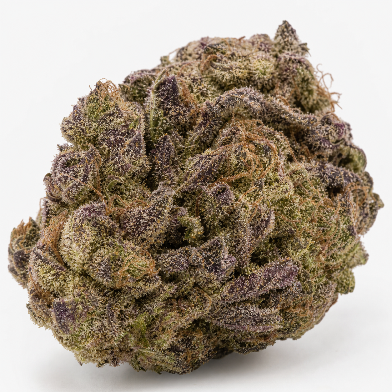 Primer plano de un cogollo de Super Skunk de Vision Seeds, con hojas verdes y moradas, filamentos anaranjados y superficie cristalina.
