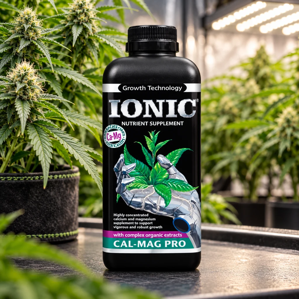 Bote negro de IONIC Cal-Mag Pro en primer plano, con una mano robótica en la etiqueta y plantas bajo luces de cultivo al fondo.