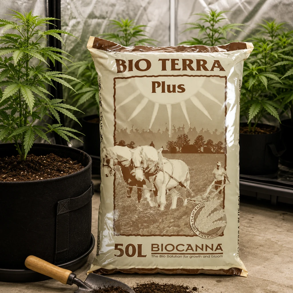 Saco de sustrato Bio Terra Plus de BioCanna, rotulado 50 L, junto a plantas en macetas textiles y una pala con tierra.