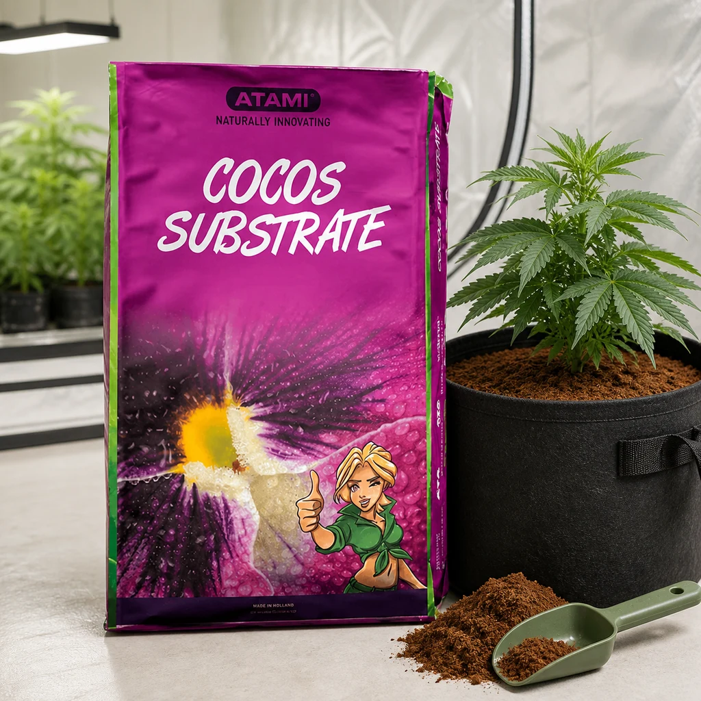 Escena generada con un saco magenta Atami Cocos Substrate junto a una planta en maceta textil, sustrato suelto y una pala verde.