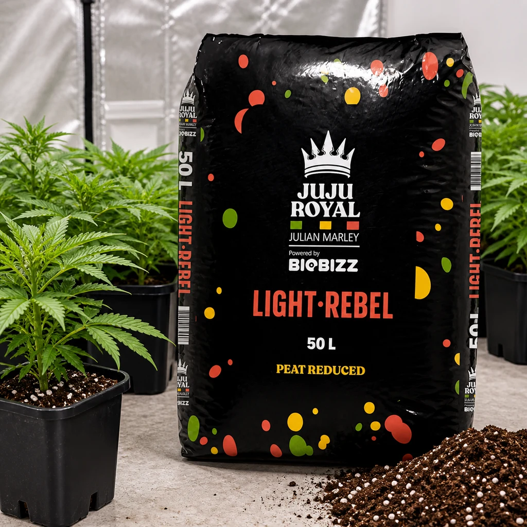 Saco negro de sustrato Light Rebel Juju Royal de 50 L entre plantas en macetas, con un montón de sustrato en primer plano.