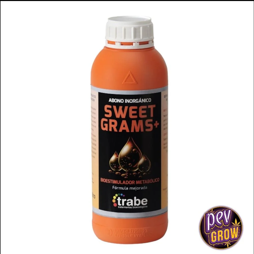 Botella naranja de Sweet Grams Plus de Trabe, con tapón blanco y etiqueta negra con letras naranjas y un dibujo de gotas.