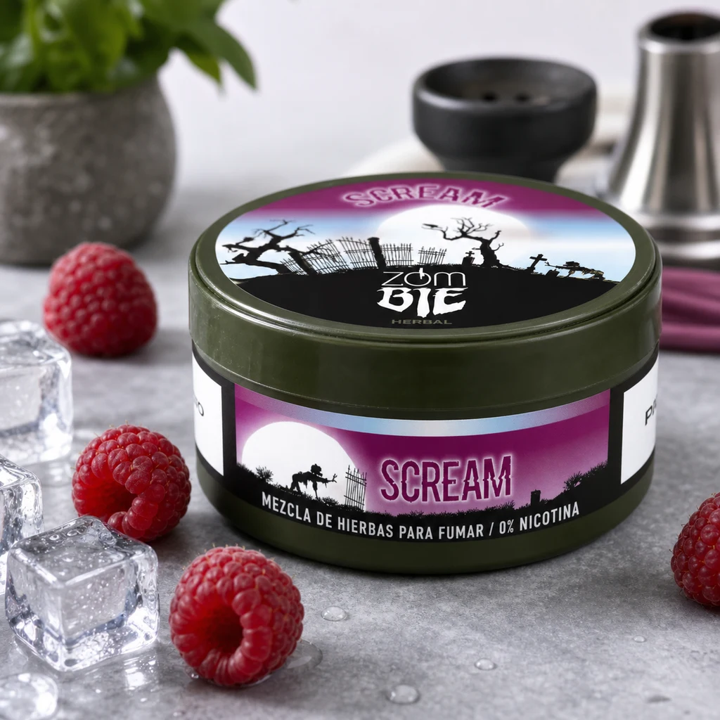 Bote verde con etiqueta Scream y siluetas de cementerio, rodeado de frambuesas y cubitos de hielo sobre una superficie gris.