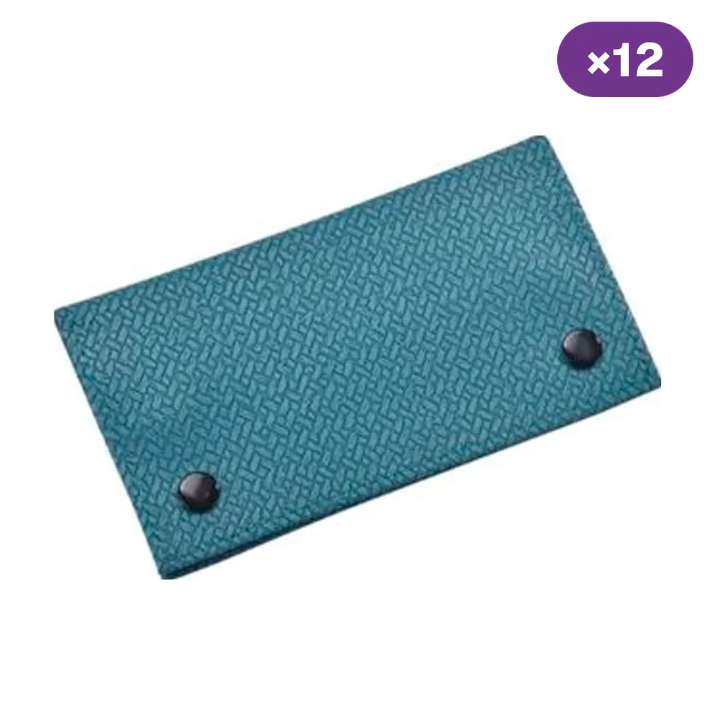 Tabaquera rectangular azul turquesa con textura entrelazada y dos botones negros, dispuesta en diagonal junto a un distintivo ×12.