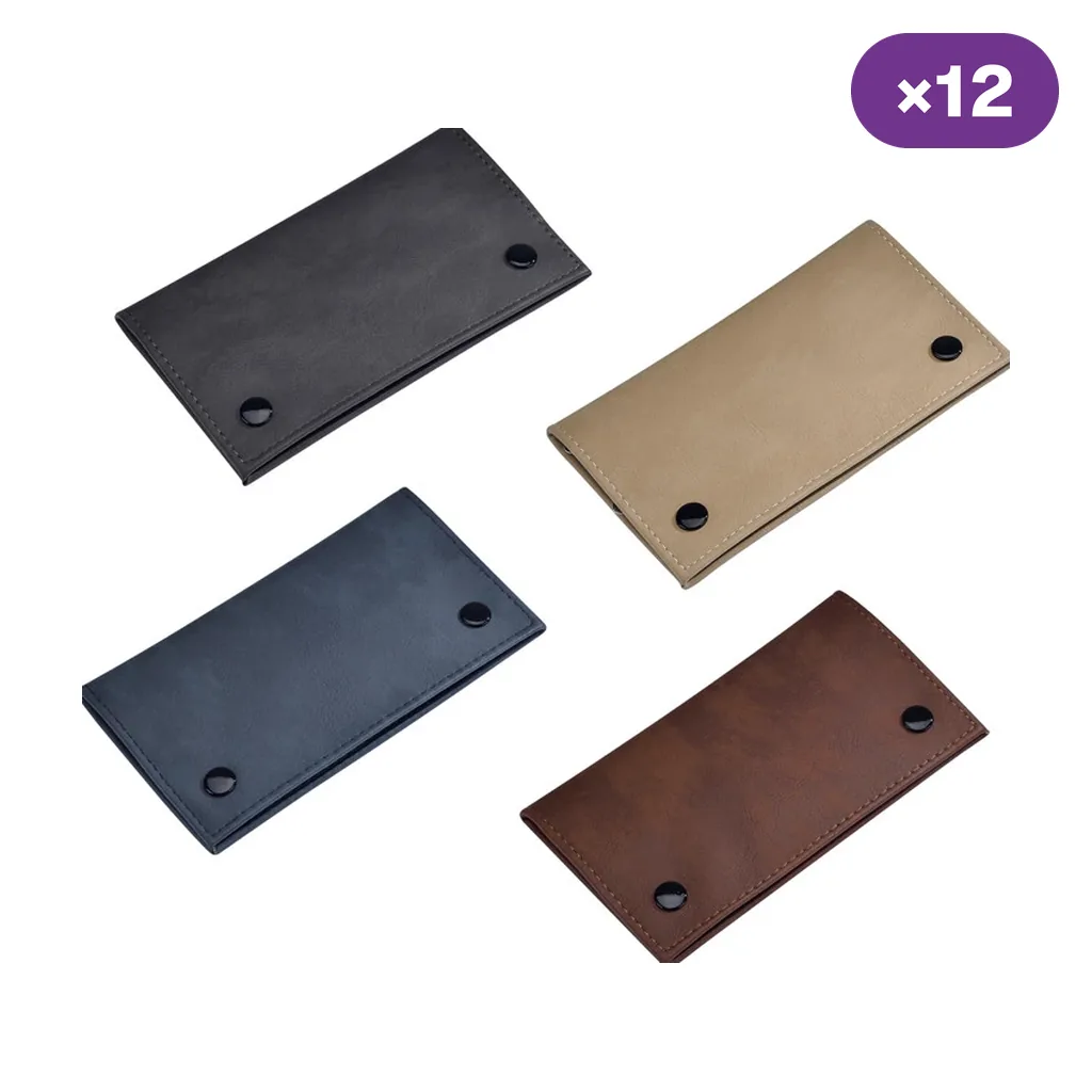 Selección de tabaqueras rectangulares en negro, beige, azul oscuro y marrón, con costuras y cierres negros; distintivo «×12».