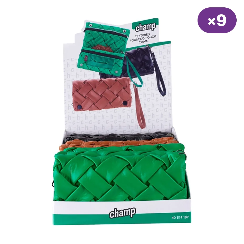 Expositor Champ con tabaqueras de textura entrelazada en verde, marrón y negro; el cartel muestra modelos con correa y uno abierto.