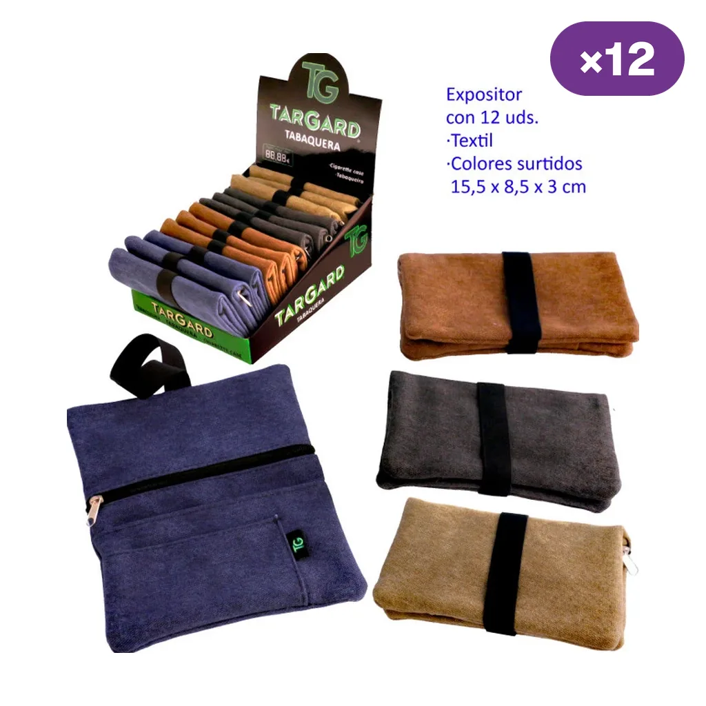 Tabaqueras Targard de varios colores, plegadas con banda negra y una abierta que muestra una cremallera y un bolsillo, junto al expositor.