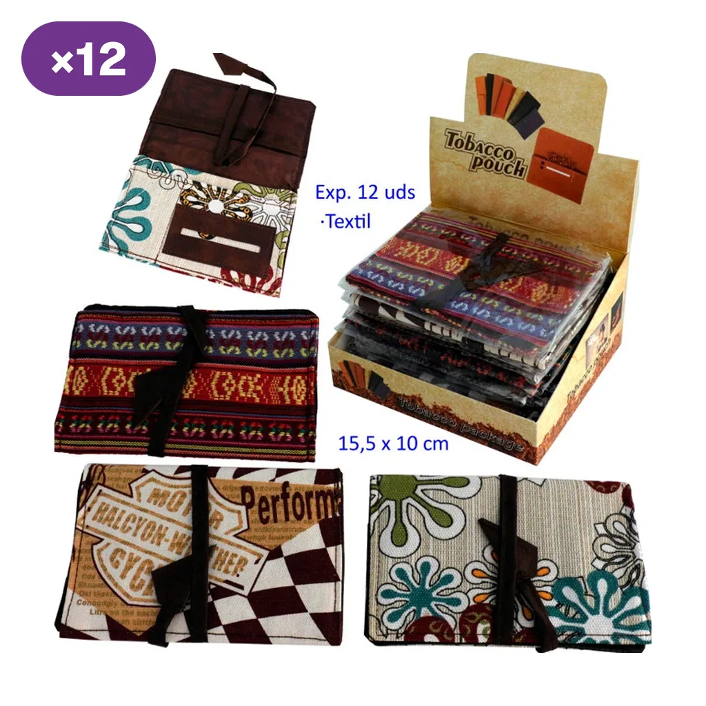 Selección de tabaqueras de tela de 15,5 × 10 cm con distintos estampados y cierres de cinta, una abierta y un expositor rotulado con 12 unidades.