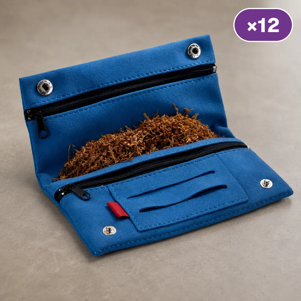 Bolsa azul para picadura abierta, con tabaco en el centro, dos cremalleras negras, broches metálicos y bolsillo frontal; distintivo ×12.
