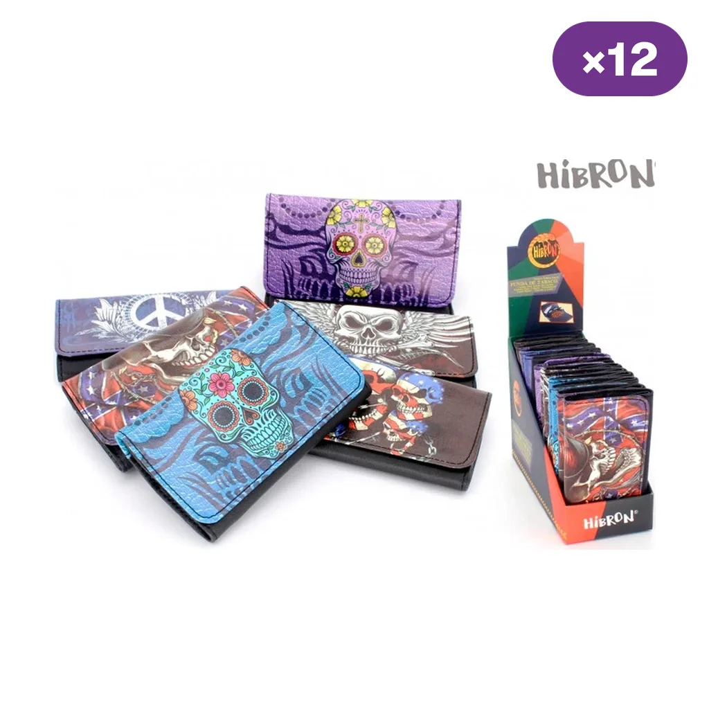 Selección de tabaqueras Hibron con estampados de calaveras y otros motivos en varios colores, junto a un expositor.