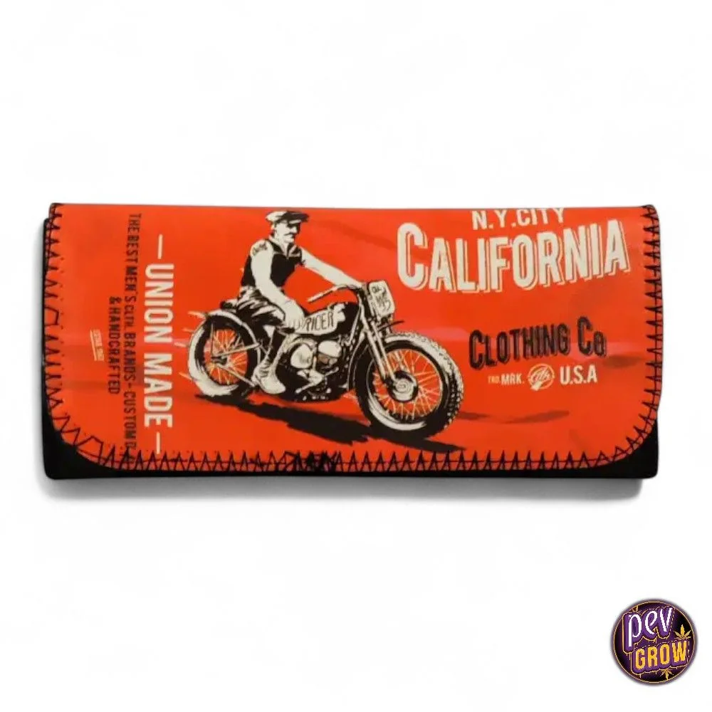 Bolsa para picadura TG Moto Vintage con solapa roja, bordes negros y dibujo de un motorista junto al texto California.