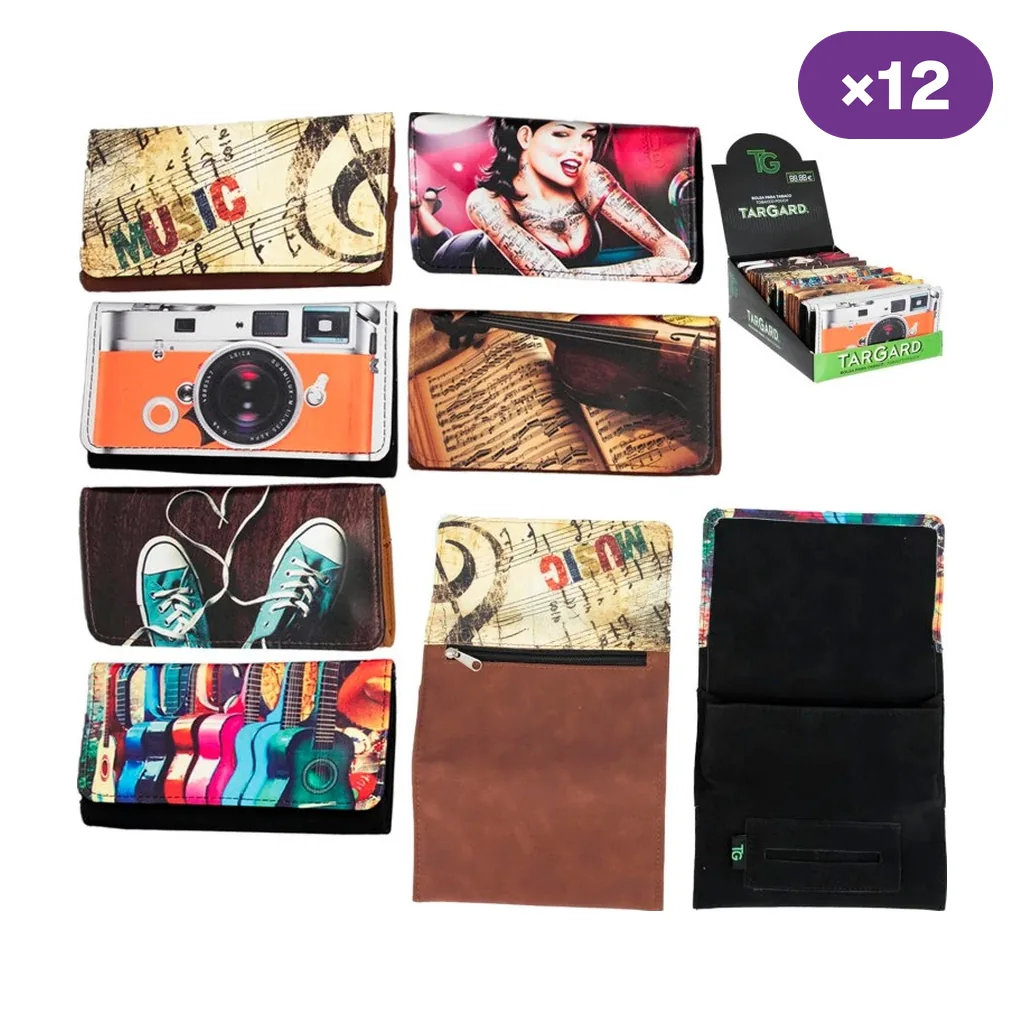 Selección de tabaqueras Targard con estampados de partituras, cámara, zapatillas y guitarras, junto a vistas abiertas y expositor.
