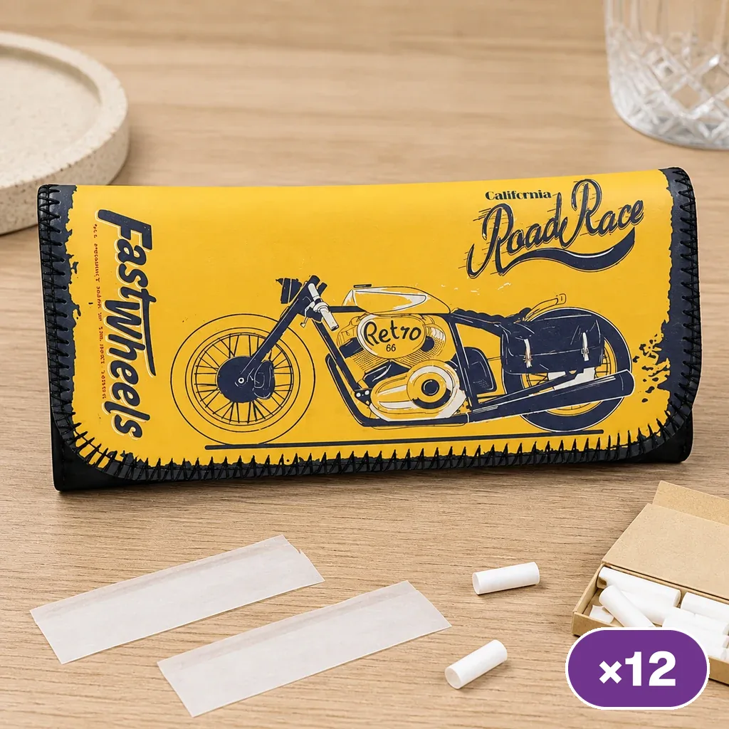 Bolsa amarilla para picadura con ilustración de moto vintage y bordes negros, sobre una mesa con papeles y filtros; distintivo ×12.
