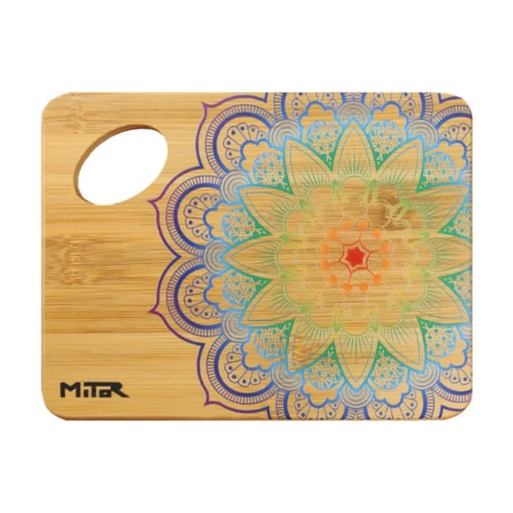 Tabla de mezcla rectangular de bambú, con esquinas redondeadas, abertura ovalada y un mandala multicolor que ocupa gran parte de la superficie. Tabla de mezcla rectangular de bambú, con esquinas redondeadas, abertura ovalada y un mandala multicolor que ocupa gran parte de la superficie.