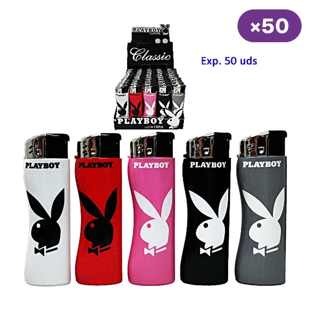 Selección de encendedores Playboy blancos, rojos, rosas, negros y grises con el logotipo del conejo, junto a un expositor rotulado 50 unidades.