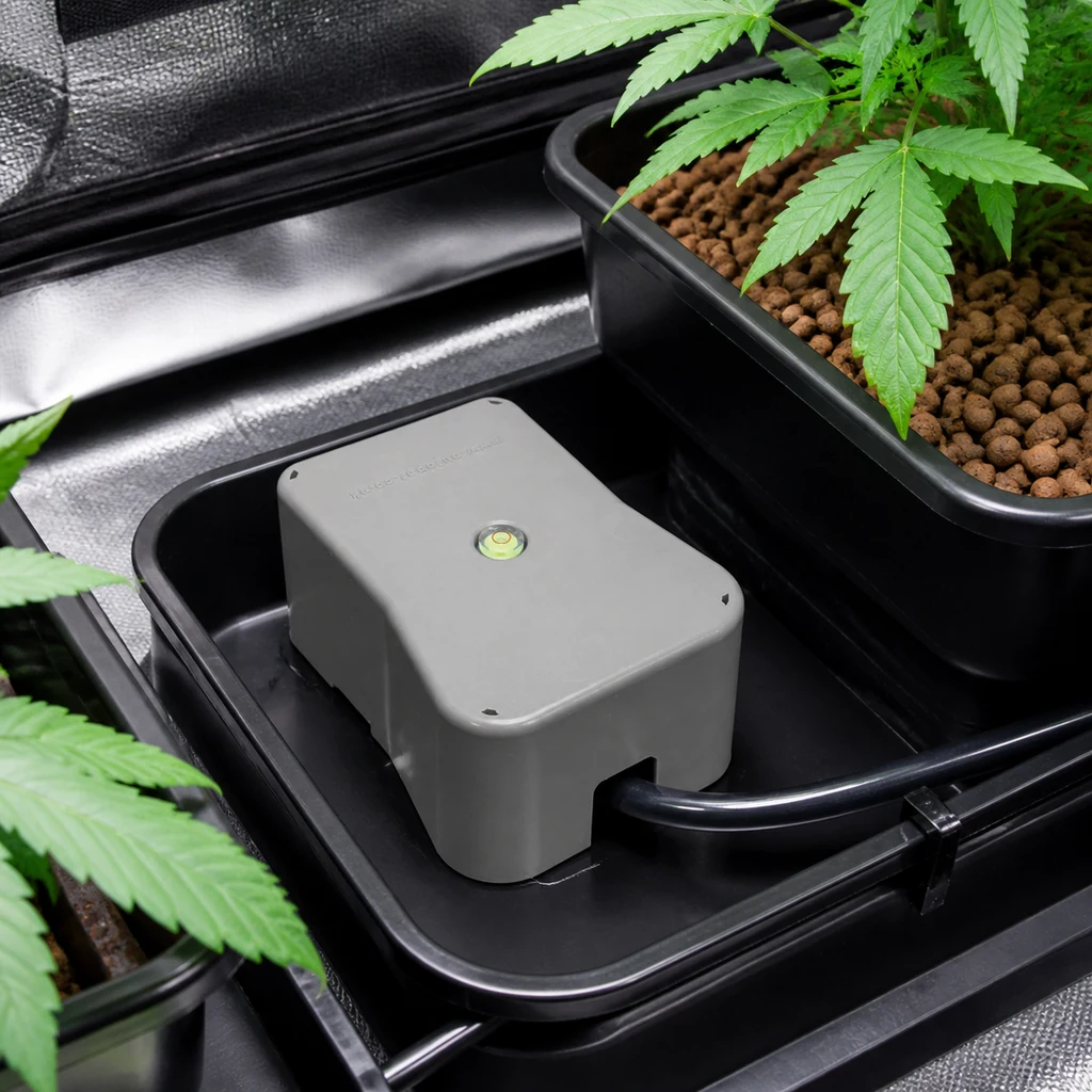 Escena generada de AutoPot AquaValve Cover gris en una bandeja negra, con tubo conectado y nivel circular, junto a macetas con plantas.