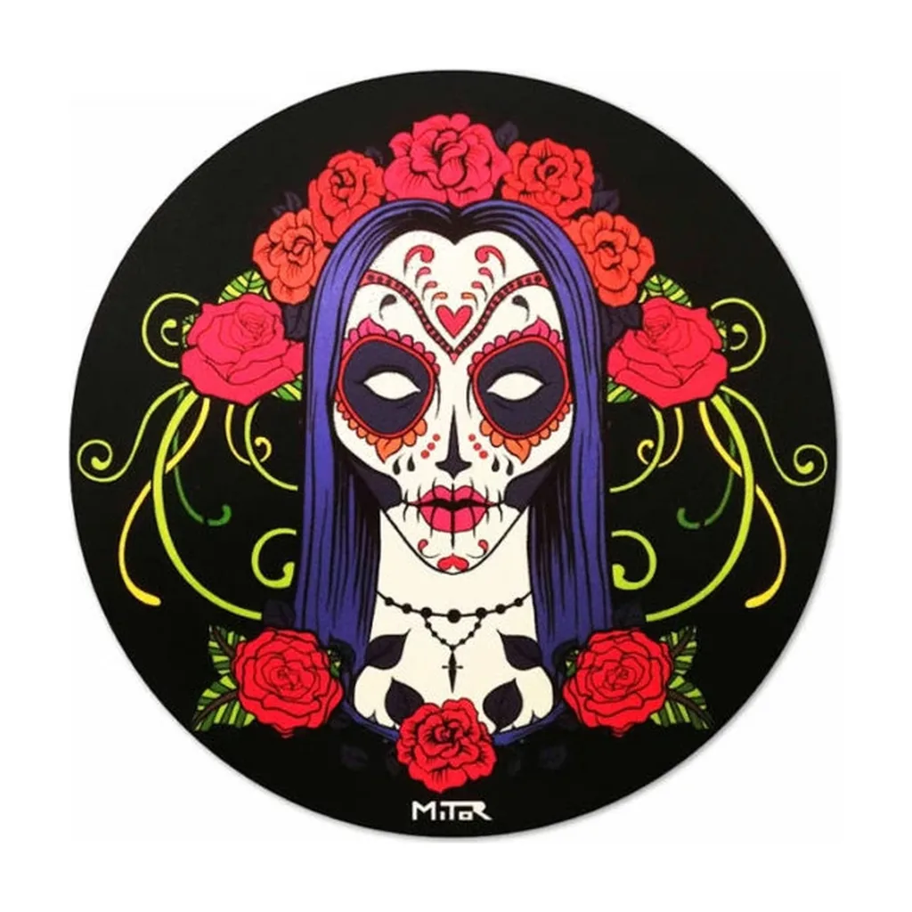 Tapete circular negro Mitor con una catrina de pelo morado, rosas rojas y adornos curvos verdes y amarillos. Tapete circular negro Mitor con una catrina de pelo morado, rosas rojas y adornos curvos verdes y amarillos.
