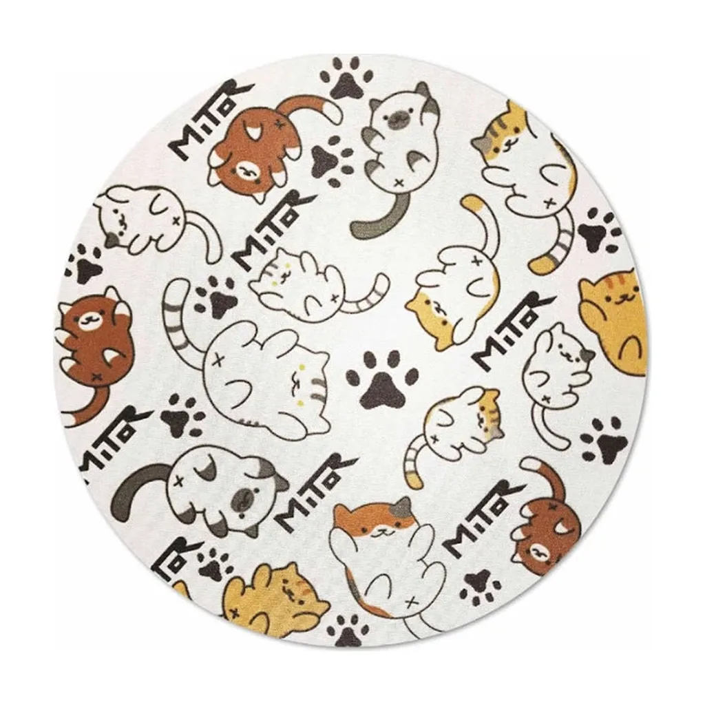 Tapete circular para cachimba Mitor con fondo claro y estampado de gatos de distintos colores, huellas y logotipos. Tapete circular para cachimba Mitor con fondo claro y estampado de gatos de distintos colores, huellas y logotipos.