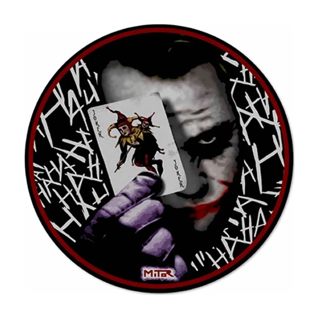 Tapete circular Mitor Joker con borde rojo, rostro maquillado y mano enguantada que sostiene una carta sobre fondo negro.