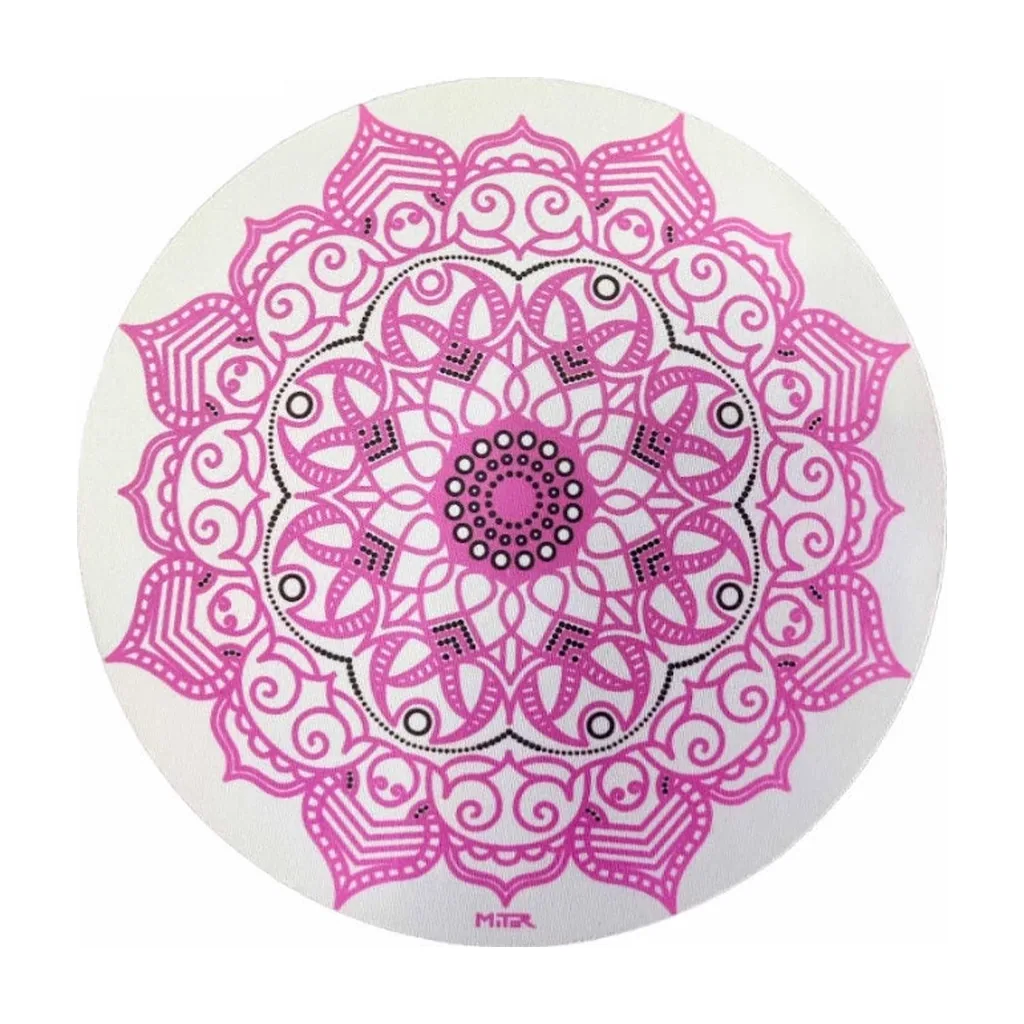 Tapete Mitor circular con mandala rosa de motivos florales y geométricos, detalles negros y fondo claro. Tapete Mitor circular con mandala rosa de motivos florales y geométricos, detalles negros y fondo claro.