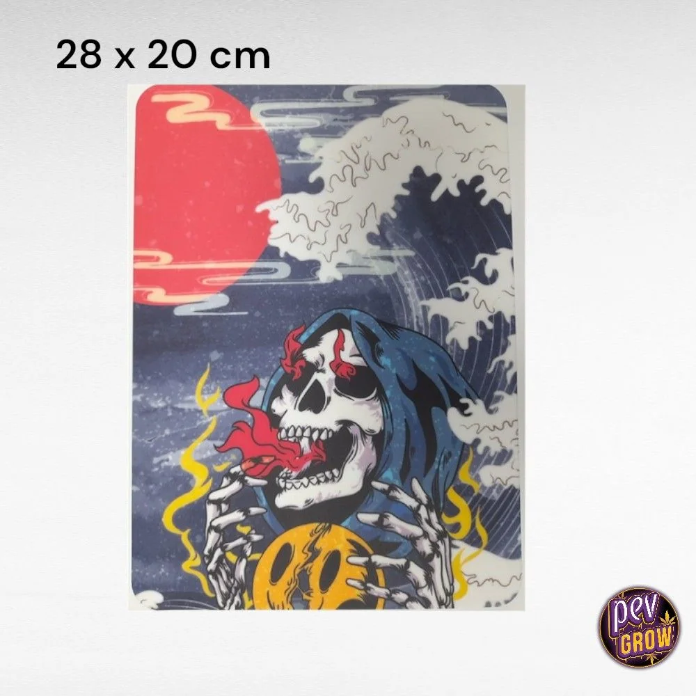 Estera Skull con una calavera encapuchada que sostiene una cara amarilla, entre llamas, olas y un gran círculo rojo.