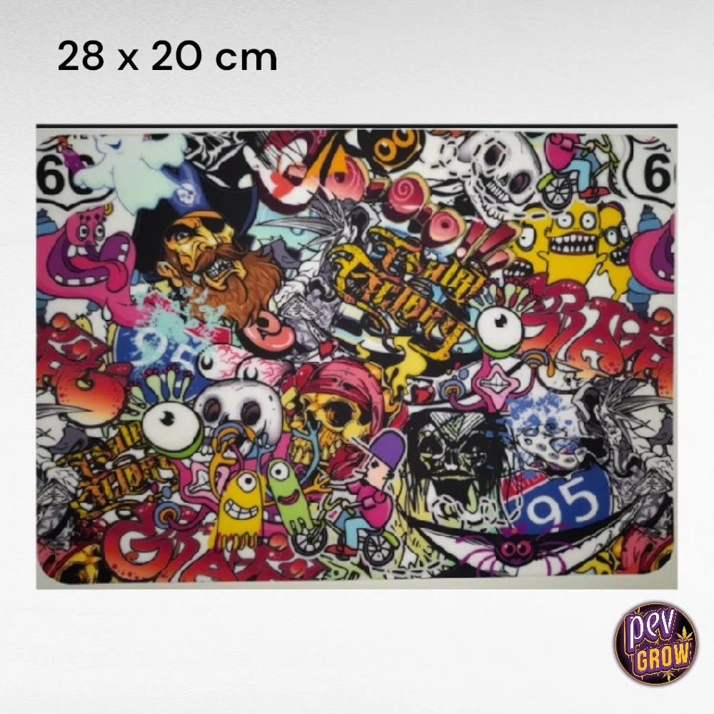 Alfombrilla rectangular con un collage multicolor de calaveras, monstruos y dibujos de estilo grafiti sobre fondo blanco.