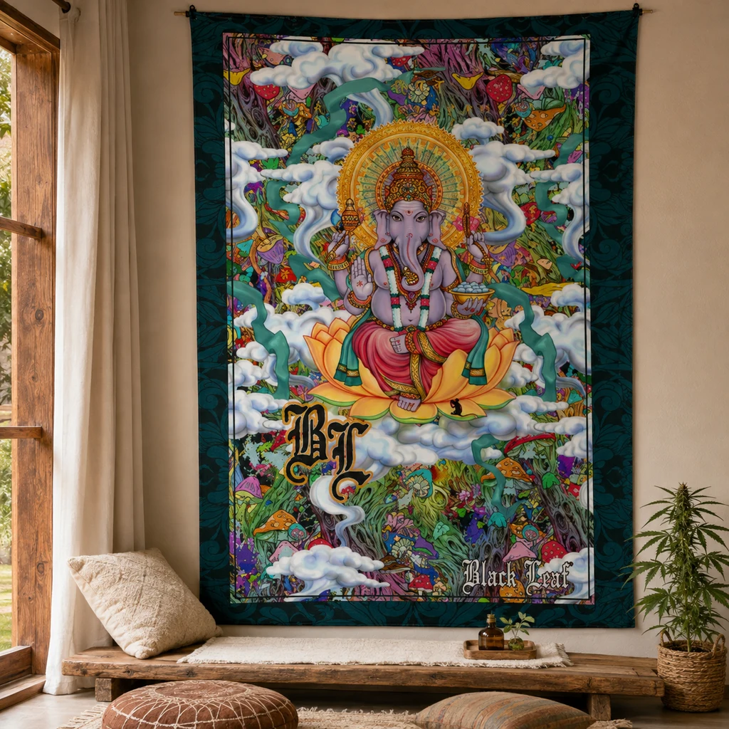 Escena generada del tapiz Batik Ganesha sobre un banco de madera, con figura central sobre un loto y un borde verde oscuro.