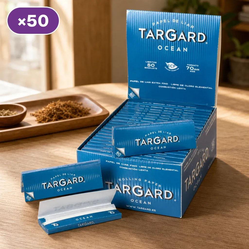Expositor azul de papel de liar Tar Gard Ocean sobre una mesa, con varios libritos delante y uno abierto mostrando las hojas.