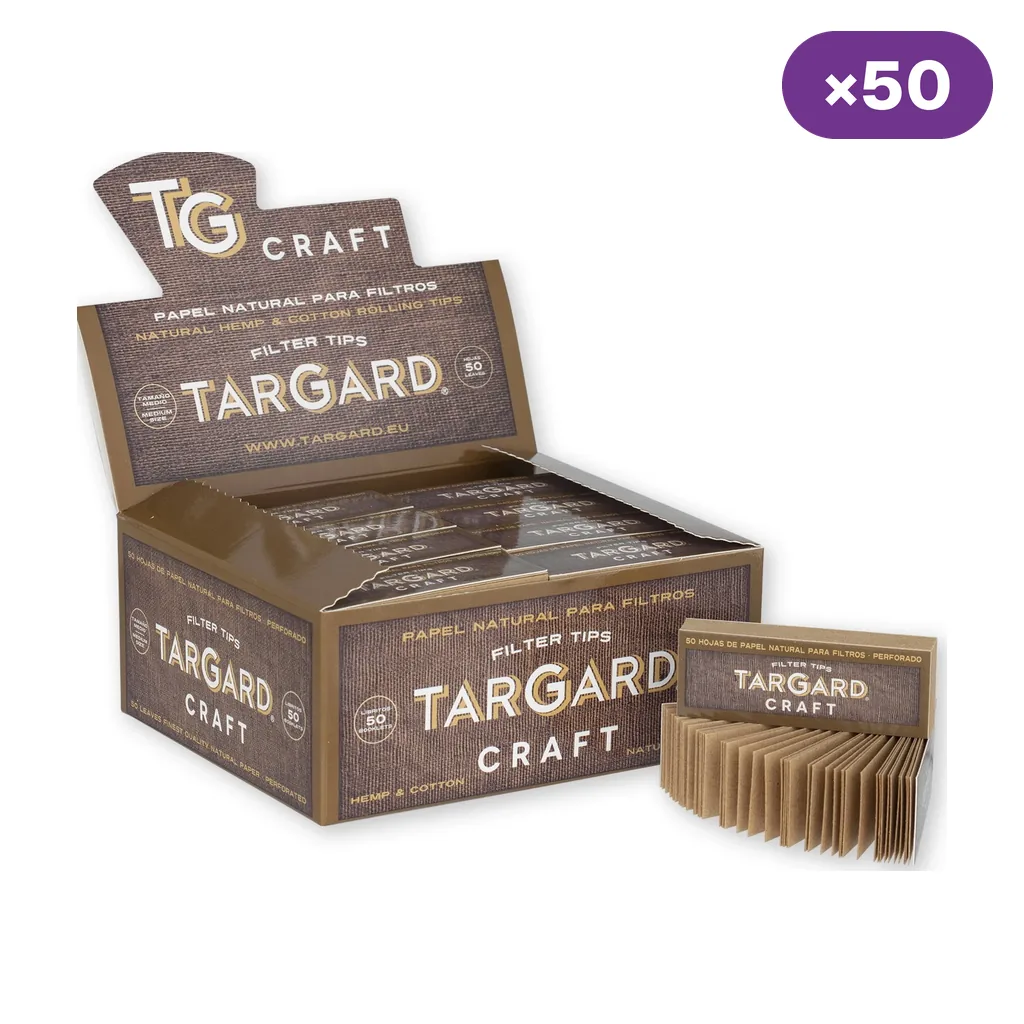 Caja expositora abierta de tips Tar Gard Craft con varios libritos marrones y uno desplegado delante, junto a un distintivo «×50». Caja expositora abierta de tips Tar Gard Craft con varios libritos marrones y uno desplegado delante, junto a un distintivo «×50».
