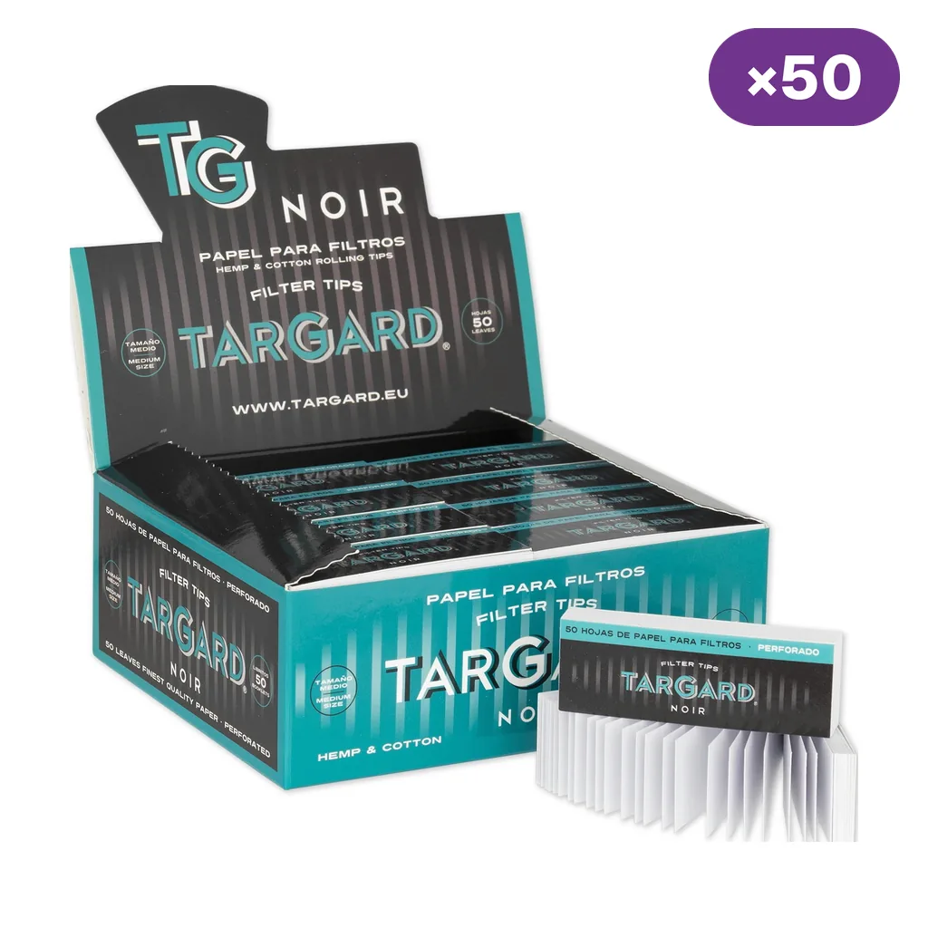 Caja expositora abierta de tips Tar Gard Noir, negra y turquesa, con varios libritos y uno desplegado delante mostrando las hojas blancas. Caja expositora abierta de tips Tar Gard Noir, negra y turquesa, con varios libritos y uno desplegado delante mostrando las hojas blancas.
