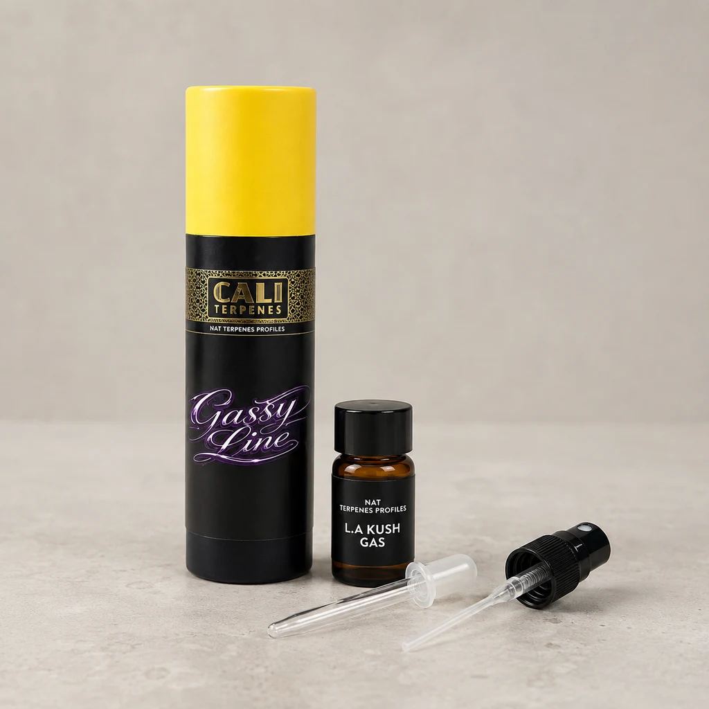 Frasco L.A. Kush Gas de Cali Terpenes junto a un estuche negro con tapa amarilla, una pipeta y un pulverizador sueltos.