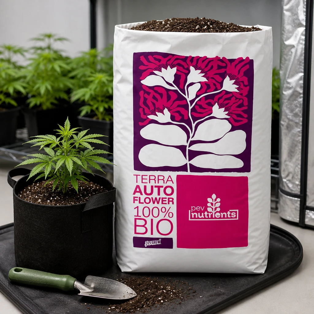 Saco blanco de Terra Autoflower Pev Nutrients con diseño magenta, junto a una planta en maceta y una pala en una escena generada de cultivo.
