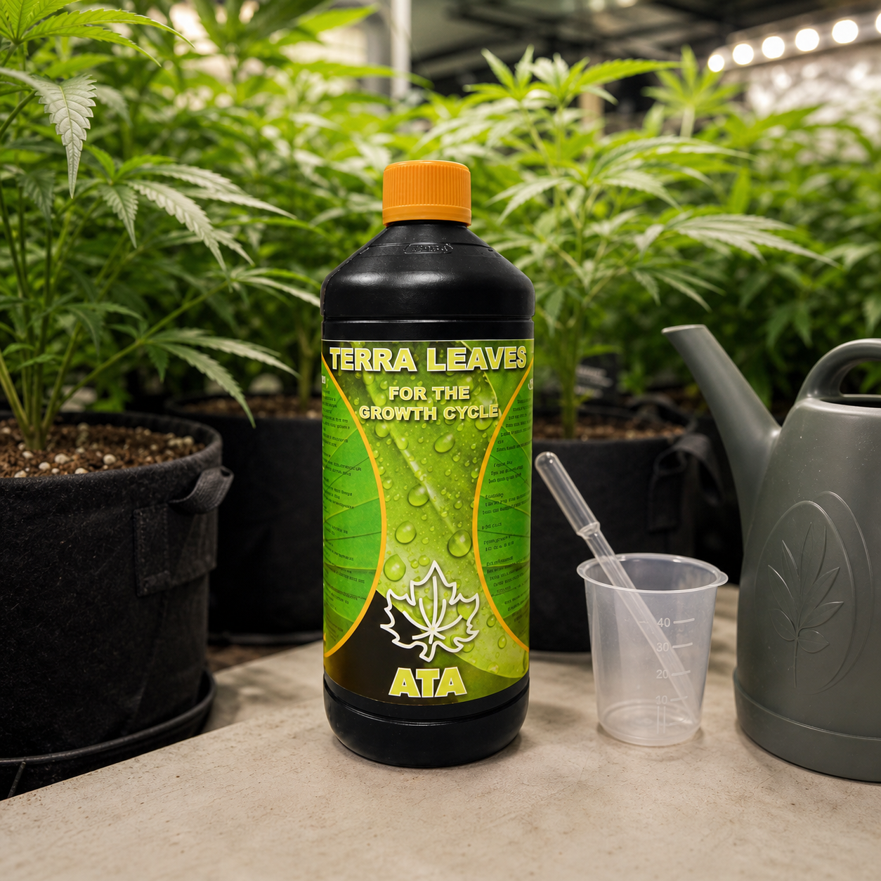 Botella de ATA Terra Leaves con tapón naranja, junto a un vaso graduado con pipeta y una regadera, delante de plantas en macetas.