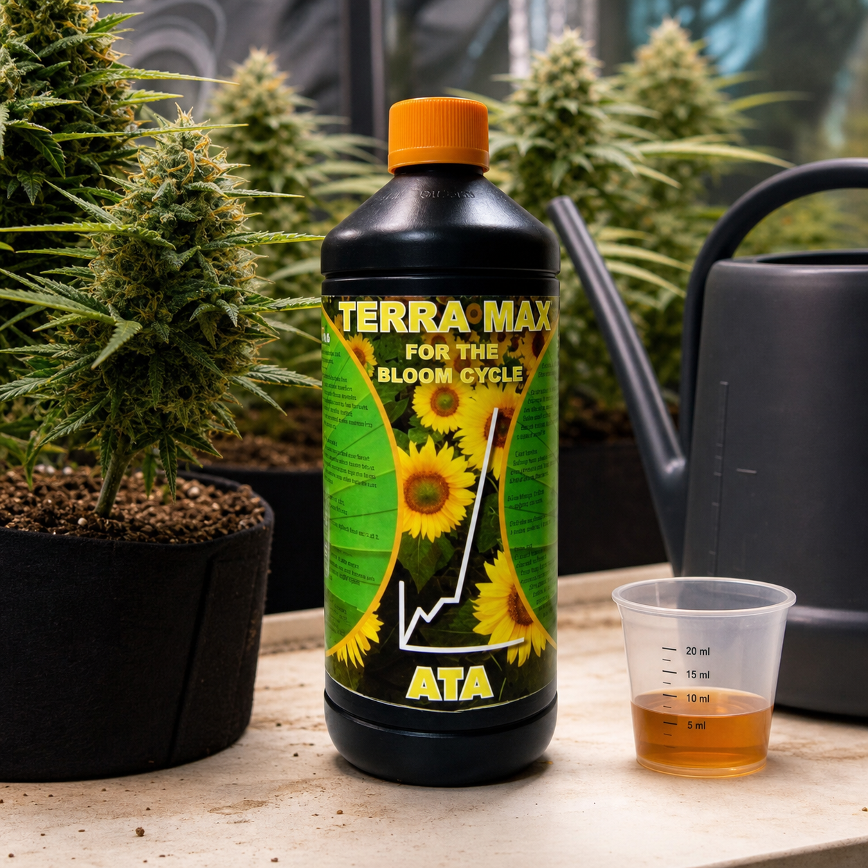 Botella de ATA Terra Max con tapón naranja, junto a un vaso dosificador con líquido ámbar, una regadera y plantas de cannabis.