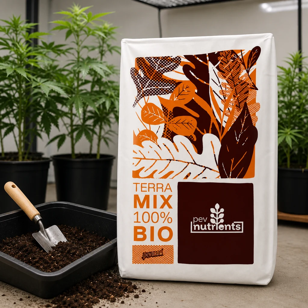 Saco de Terra Mix 100% Bio PEV Nutrients junto a una bandeja con sustrato y una pala, con plantas en macetas al fondo. Saco de Terra Mix 100% Bio PEV Nutrients junto a una bandeja con sustrato y una pala, con plantas en macetas al fondo.