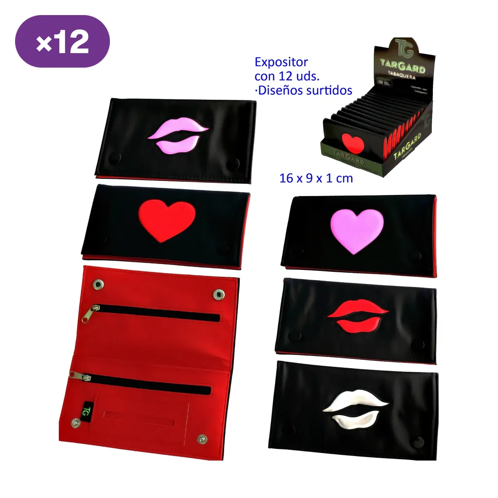 Selección de bolsas TG negras con corazones o labios de distintos colores, una abierta con interior rojo y un expositor.