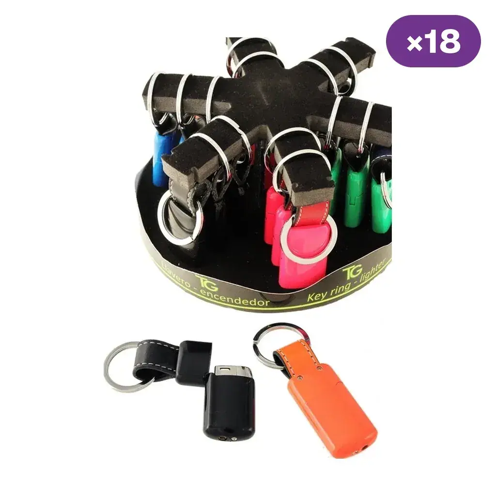 Expositor de encendedores llavero TG de colores surtidos, con distintivo de 18 unidades y modelos negro y naranja separados en primer plano.