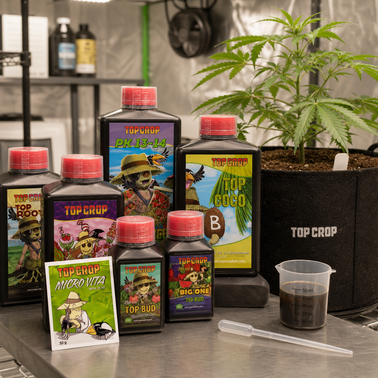 Envases Top Crop del Top Coco Starter Pack junto a una planta en maceta, un vaso dosificador y una pipeta en una mesa de cultivo.