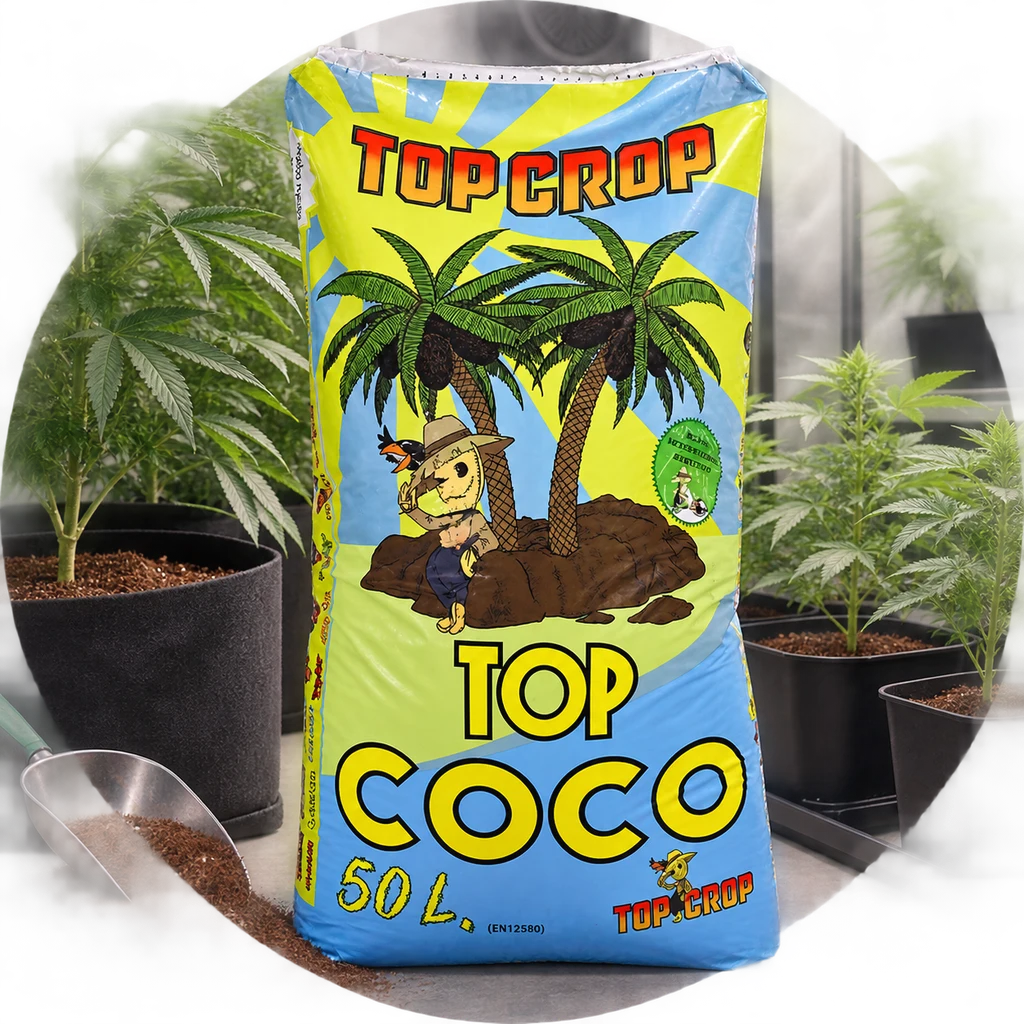 Saco azul y amarillo Top Coco de Top Crop, con dibujos de palmeras, entre plantas en macetas y una pala con sustrato.