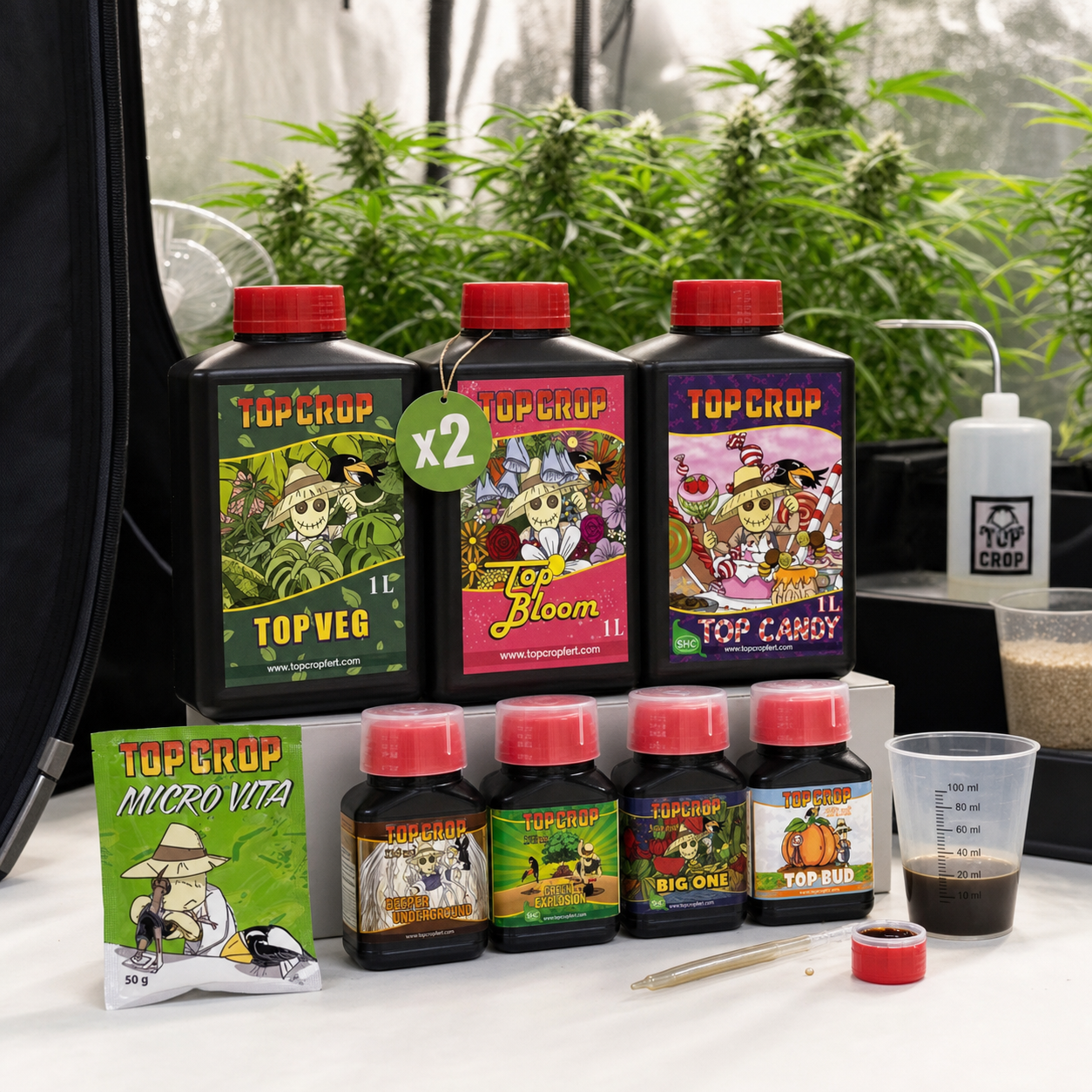 Fertilizantes Top Crop en botellas y sobre Micro Vita, con vaso medidor y pipeta ante plantas en un armario de cultivo. Fertilizantes Top Crop en botellas y sobre Micro Vita, con vaso medidor y pipeta ante plantas en un armario de cultivo.