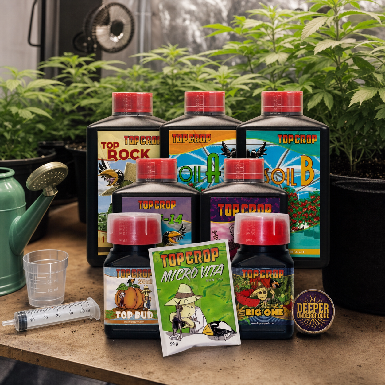 Selección de abonos Top Crop en distintos envases, con un sobre Micro Vita, vaso graduado y jeringa sobre una mesa de cultivo.