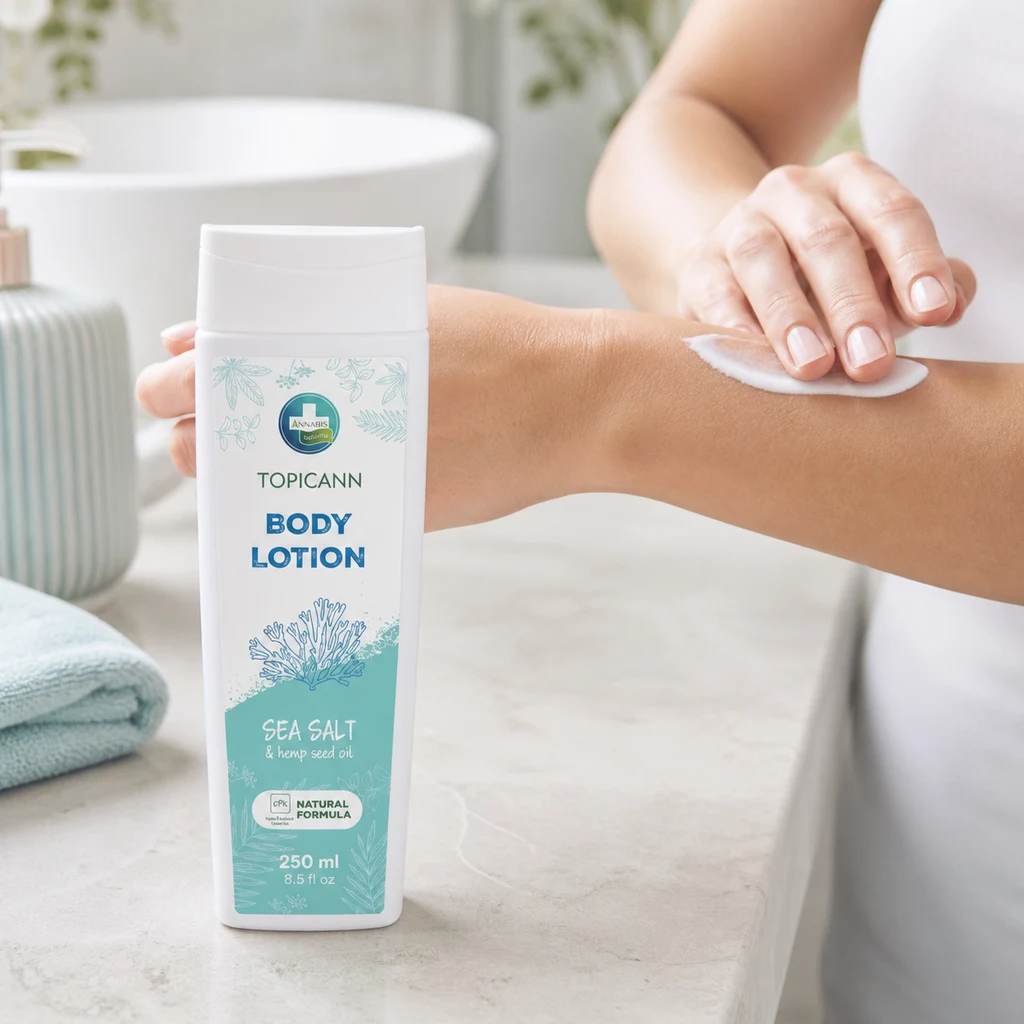 Envase blanco y turquesa de Topicann Bodymilk de Annabis junto a una persona que pasa un disco blanco por el antebrazo.