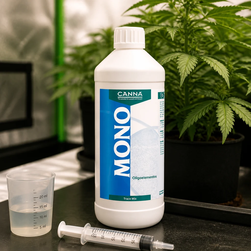 Escena generada de un bote blanco Canna Mono Trace Mix junto a un vaso graduado y una jeringa, con plantas de cannabis al fondo. Escena generada de un bote blanco Canna Mono Trace Mix junto a un vaso graduado y una jeringa, con plantas de cannabis al fondo.