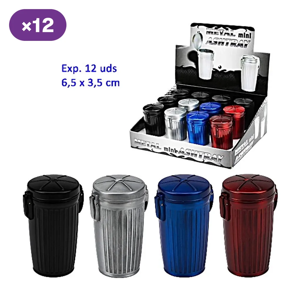 Ceniceros de bolsillo con forma de cubo de basura y tapa, en negro, plateado, azul y rojo, con expositor al fondo.