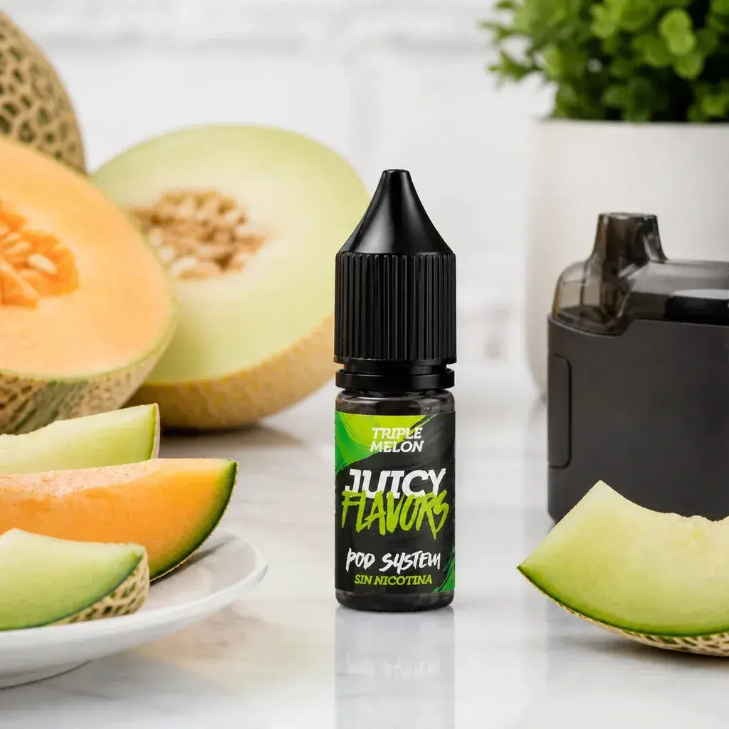 Frasco Juicy Flavors Triple Melon con tapón negro y etiqueta «Sin nicotina», rodeado de melón junto a un dispositivo de vapeo.